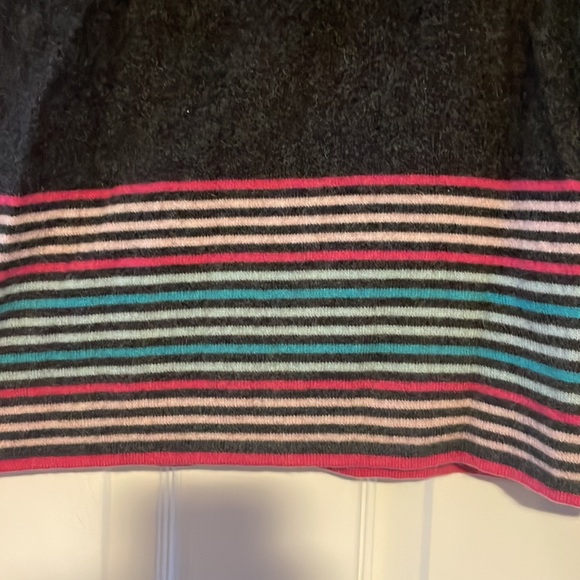 Andre Christian Cashmere Turtle Neck. - Picture 3 of 3